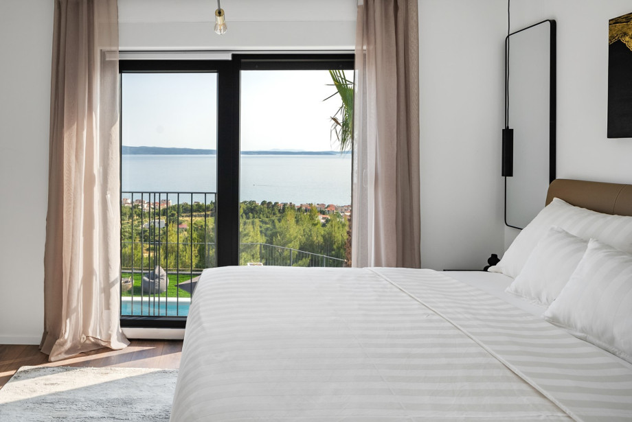 With private bathroom with shower, TV, perfect sea view