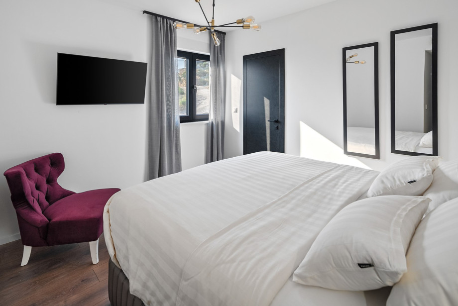 Bedroom with private bathroom with shower, TV, view of the surroundings