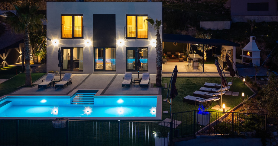 Each room in this unique villa is carefully designed with top-quality furniture and premium bedding, equipped with fully air-conditioned