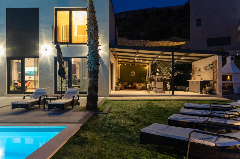 Outdoor area equipped with a traditional wood and charcoal grill, ideal for evening gatherings