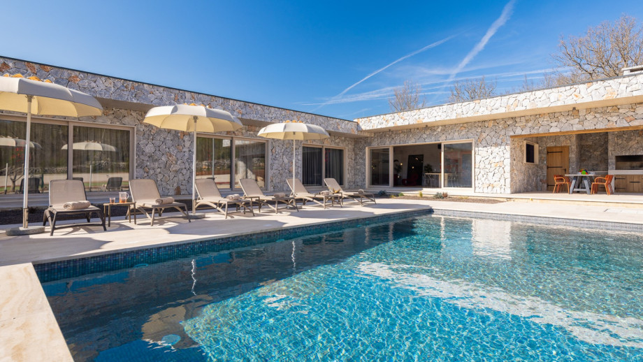 Ein Swimmingpool (45qm) mit einer vollautomatischen Salzelektrolyseanlage