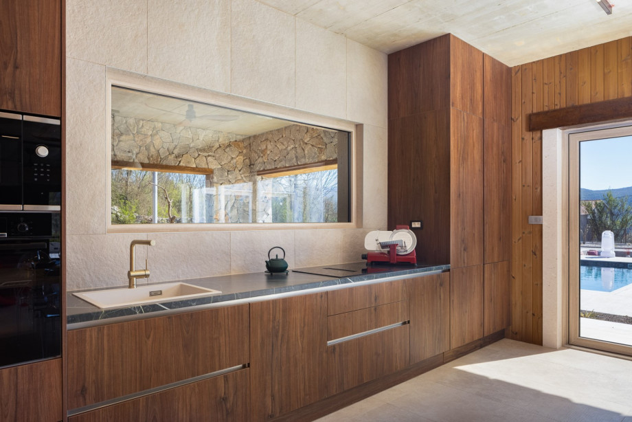 Es gibt eine voll ausgestattete Küche mit allen notwendigen Geräten (Mikrowelle, Toaster, Wasserkocher usw.)