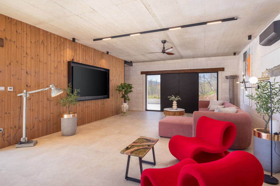 Geräumiger und sorgfältig eingerichteter Wohn- und Essbereich mit voll ausgestatteter Küche