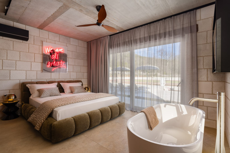 Eine Glastür führt direkt zum Pool