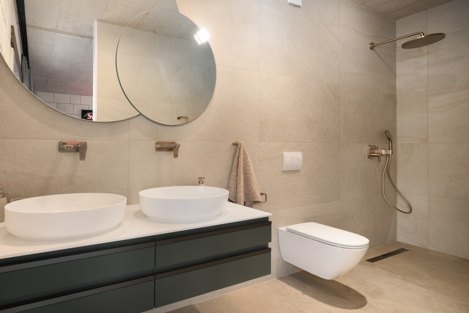 Ein eigenes Badezimmer mit Dusche