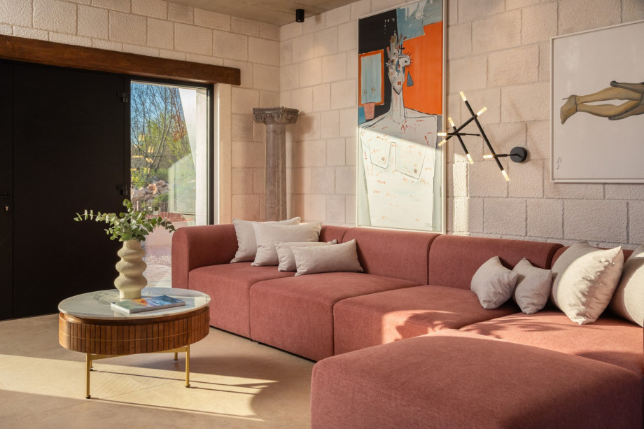 Ein angeschlossener Essbereich und ein stilvolles und sehr schön eingerichtetes Wohnzimmer mit Sofa und Fernseher