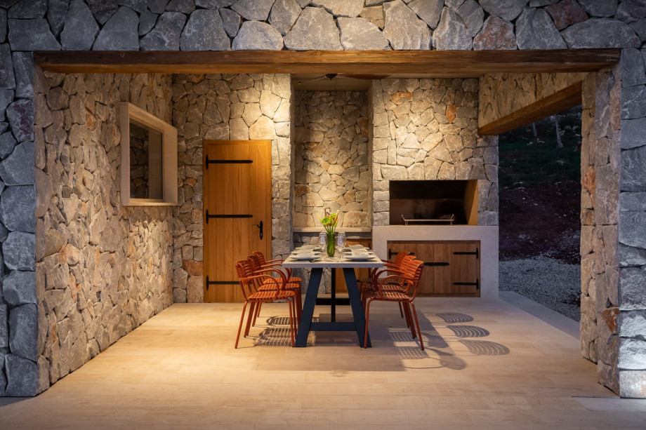 Essbereich im Freien (30 m2) mit einem Grill (Holz und Holzkohle) für köstliche Abendessen unter den Sternen