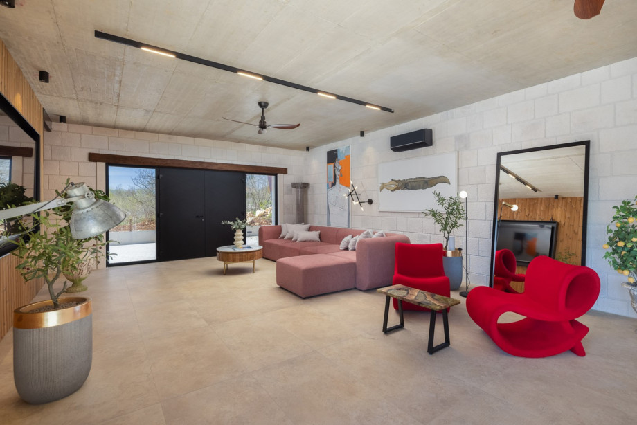 Der offene Wohn- und Essbereich (80 m2) verfügt über bequeme Sofas, einen Flachbild-Smart-TV und eine voll ausgestattete Küche