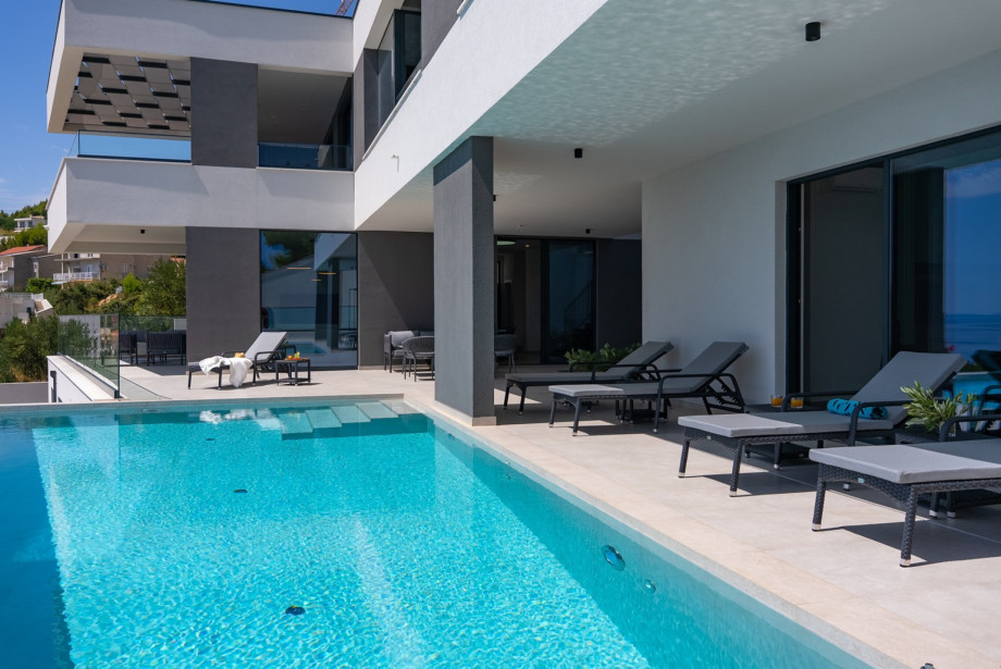 Step outside to reveal your own private infinity swimming pool (8m x 5m), which features heating and hydromassage options