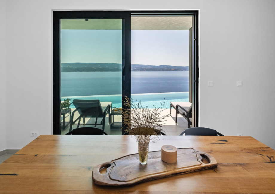 Experience delightful al fresco dining at the indoor-outdoor dining space that opens onto the sun deck through sliding doors