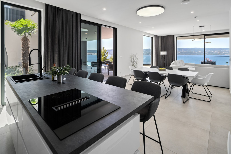 Kitchen island with 5 chairs, the perfect place to drink your morning coffee