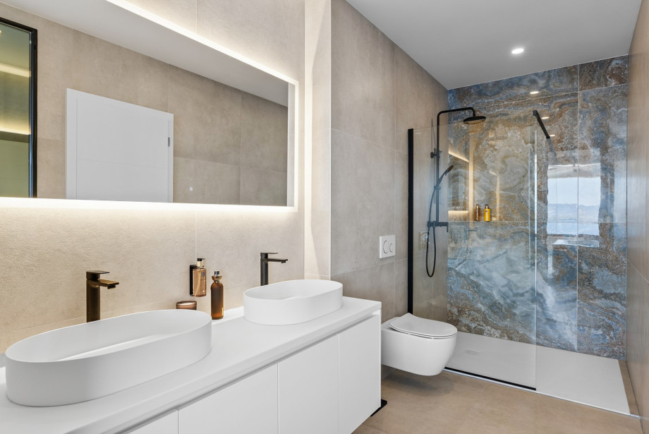 En-suite luxury bathroom with a walk-in shower