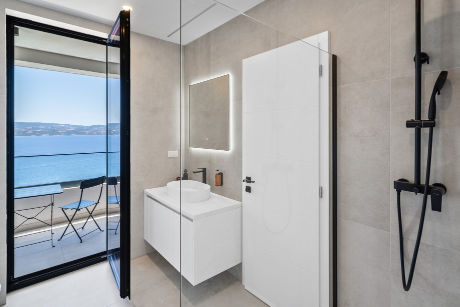 En-suite bathroom with a walk-in shower