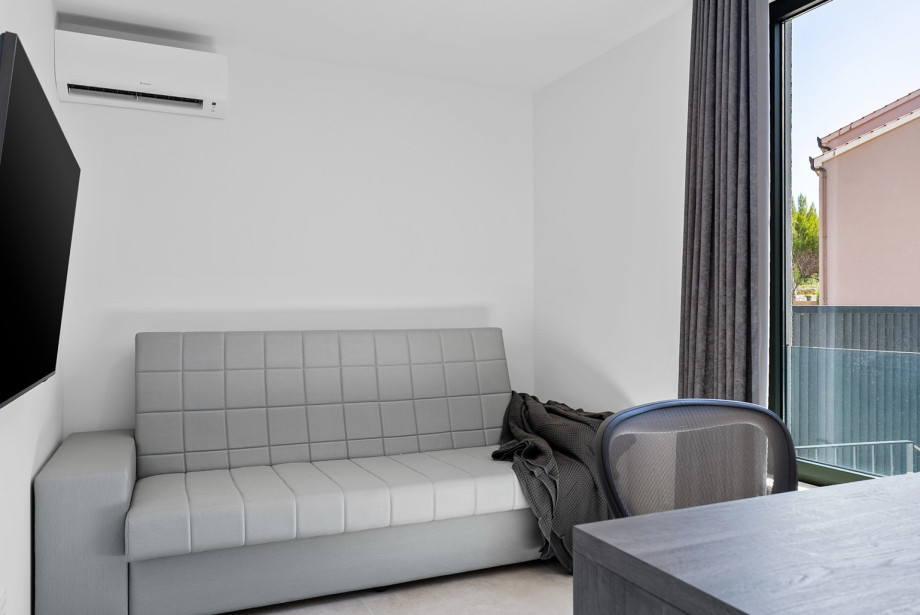 Bedroom No. 4 with a a sofa bed (160cm x 200cm), a TV, air conditioning, and a workspace