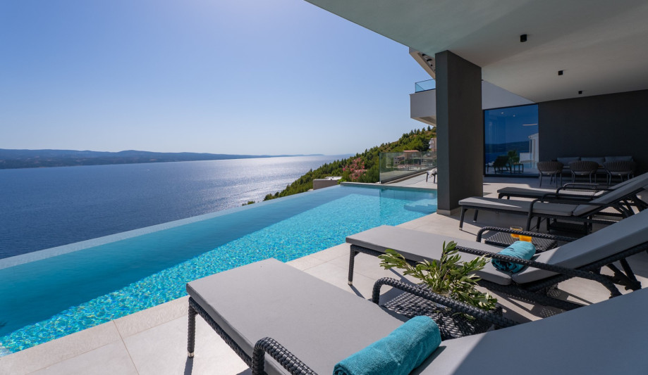 Discover the perfect blend of luxury and nature at Villa Angelus—your serene home away from home awaits!