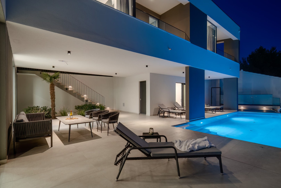 The organization of the lights in the outdoor area gives a great vacation mood.