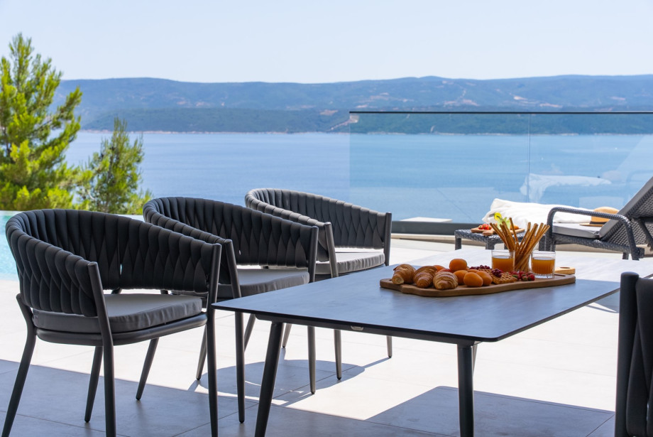 At Villa Angelus, every detail has been curated to ensure an unforgettable escape, where luxury meets comfort, and magnificent views await