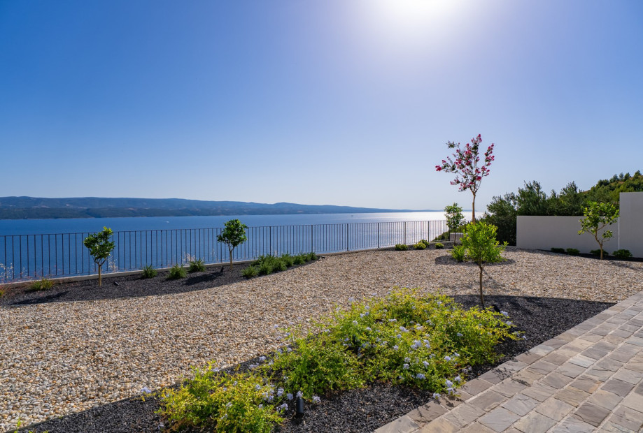 Numerous restaurants are within close proximity, while the center of Omis is located 5 kilometers away