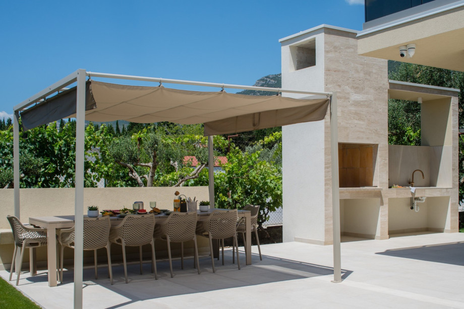 A dining area for 7 people