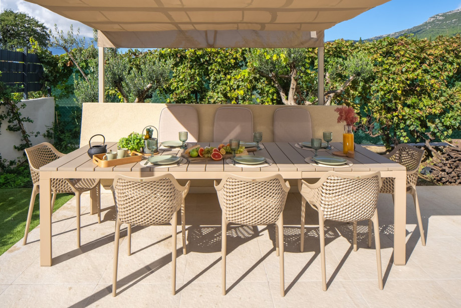 An outdoor dining area for 7 persons