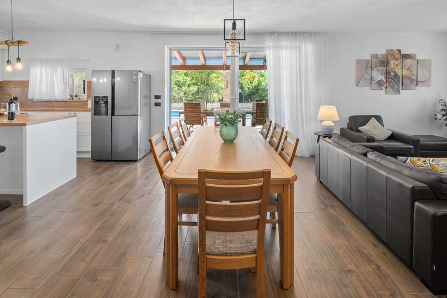 Der Esstisch bietet bequem Platz für acht Personen, damit Sie gemeinsame Mahlzeiten genießen und bleibende Erinnerungen schaffen können.