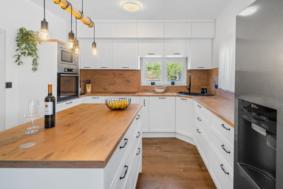 Eine Espressomaschine, eine Mikrowelle und ein Wasserkocher – ideal zur Zubereitung köstlicher Mahlzeiten.