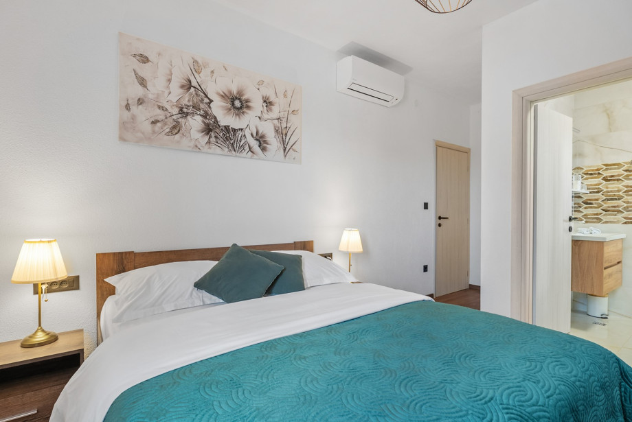 Schlafzimmer 1: (14 m2) Mit einem Queensize-Bett (160 cm x 200 cm)