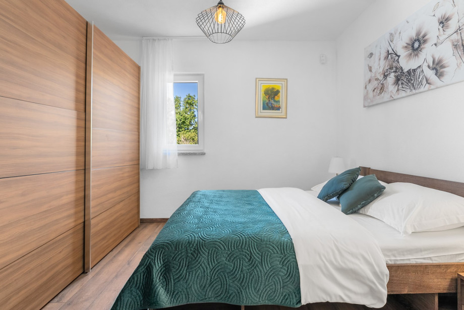 Jedes Schlafzimmer ist durchdacht gestaltet und verfügt über eine Klimaanlage