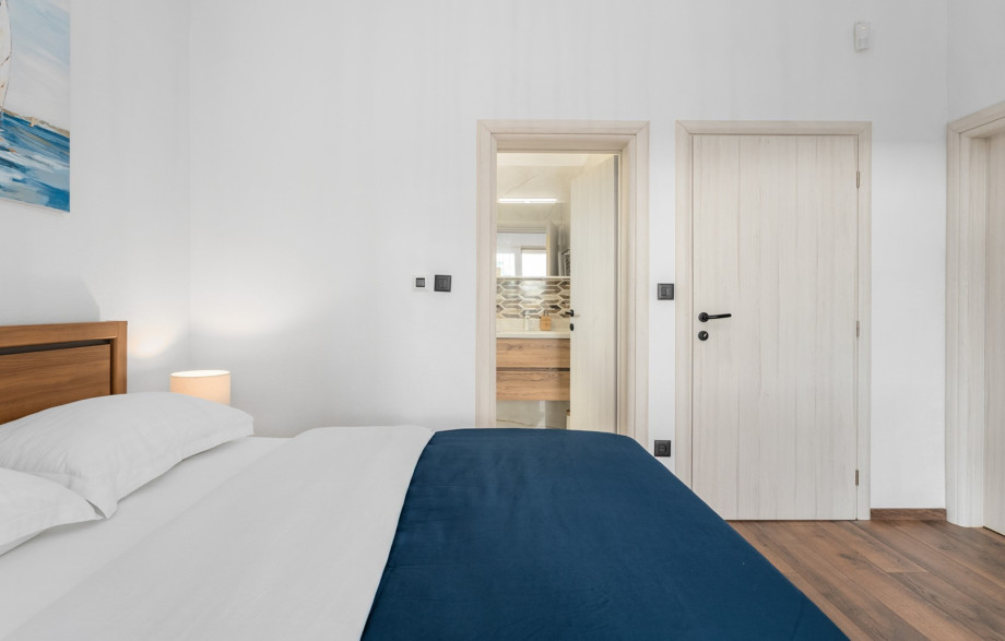 Die geschmackvoll eingerichteten Schlafzimmer mit eigenem Bad bieten in der Villa Admiral Platz für bis zu acht Gäste.