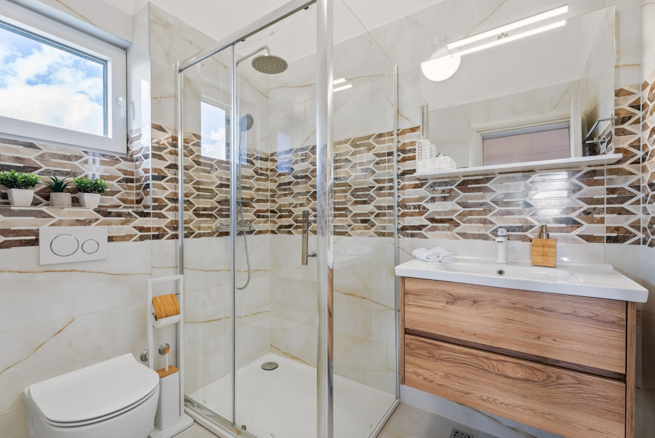 Jedes Schlafzimmer verfügt über ein eigenes Badezimmer mit Dusche.