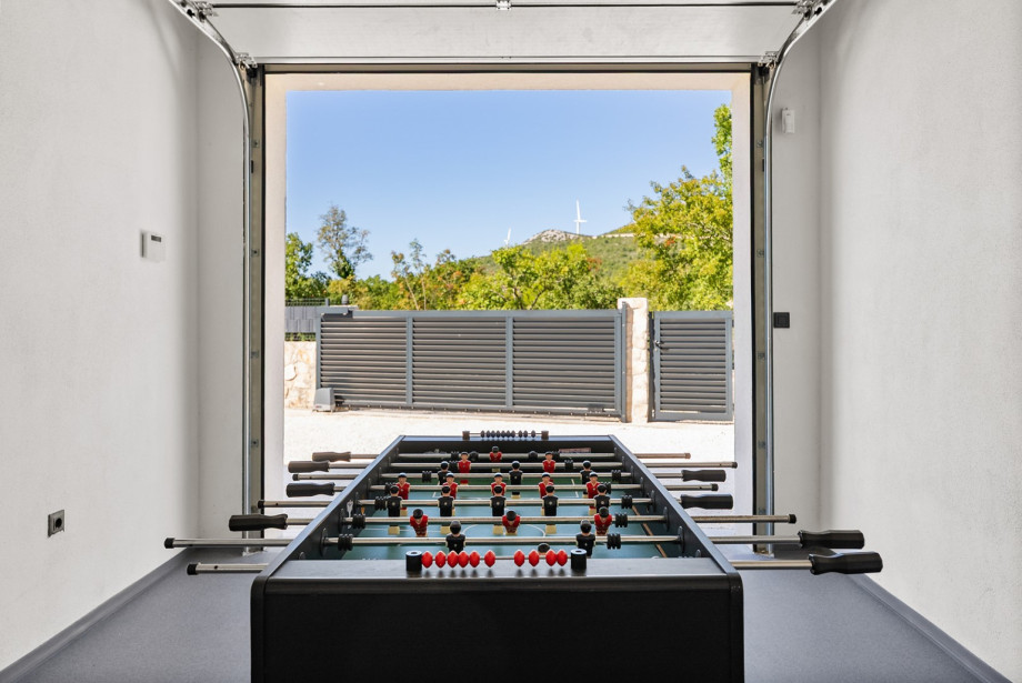 Moderner Tischfußballtisch, perfekt für schnellen Spaß mit Freunden.