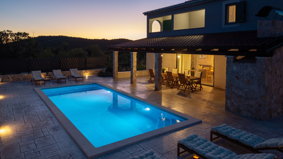 Steigen Sie die Außentreppe hinauf und gelangen Sie zum atemberaubenden Poolbereich mit einem beheizten Privatpool.