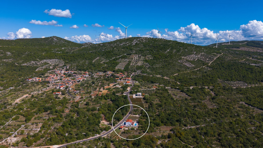 Blizna Gornja, im Hinterland von Trogir gelegen, bietet Besuchern eine Vielzahl von Aktivitäten und Attraktionen.