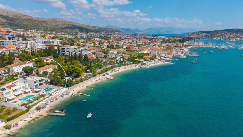 Villa Luminara is  situated at Seget Beach, just 2.6 km from the charming UNESCO town of Trogir