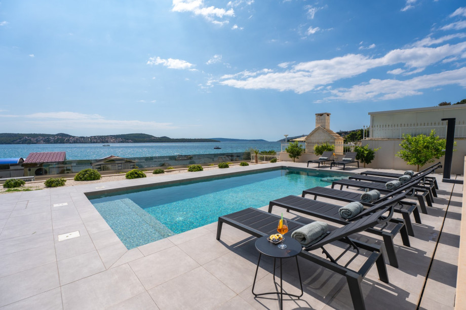 A sun deck area equipped with 8 comfortable lounge chairs.