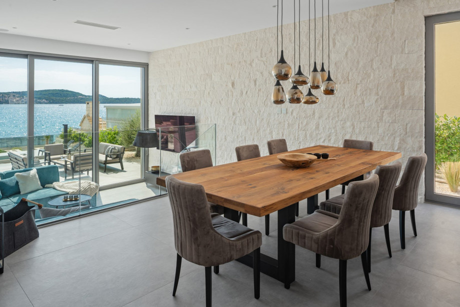 Dining table for eight, memories for a lifetime.