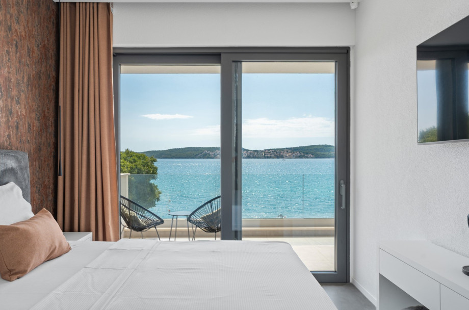 Bedroom 1 with a King-size bed (200 x 200 cm), Air conditioning, and TV.