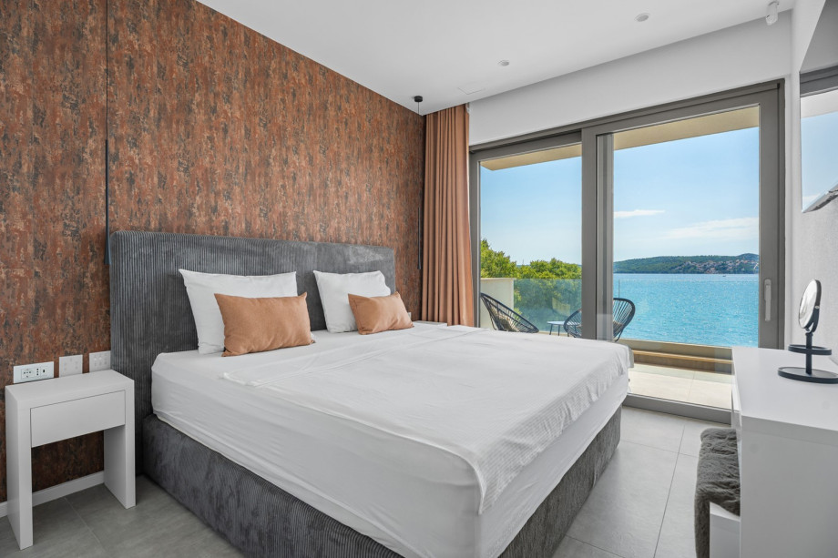 Sea view and en-suite bathroom (9 sqm) with a bathtub.