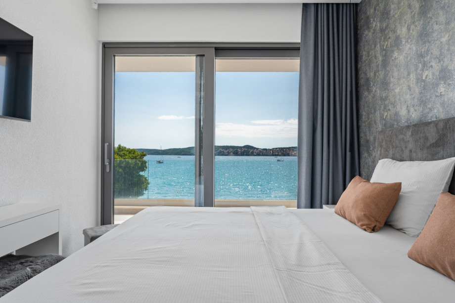 Bedroom 2 with a King-size bed (200 x 200 cm), Air conditioning, and TV.