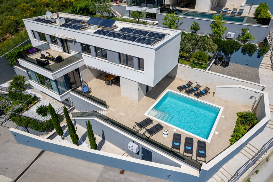 Located in quiet environment with 5 bedrooms and heated pool, 50m from beach