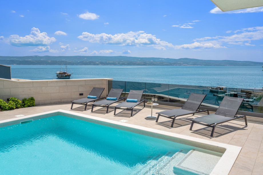 Villa Petra - only 50 m from beach , heated pool 5m x 6m