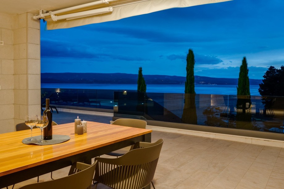 Pool and dinng area with carefully set lights for cozy evenings in quiet area