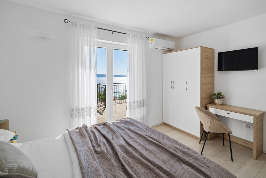 Bedroom No.2 with a AC / TV and a king-sized bed, and a sea view