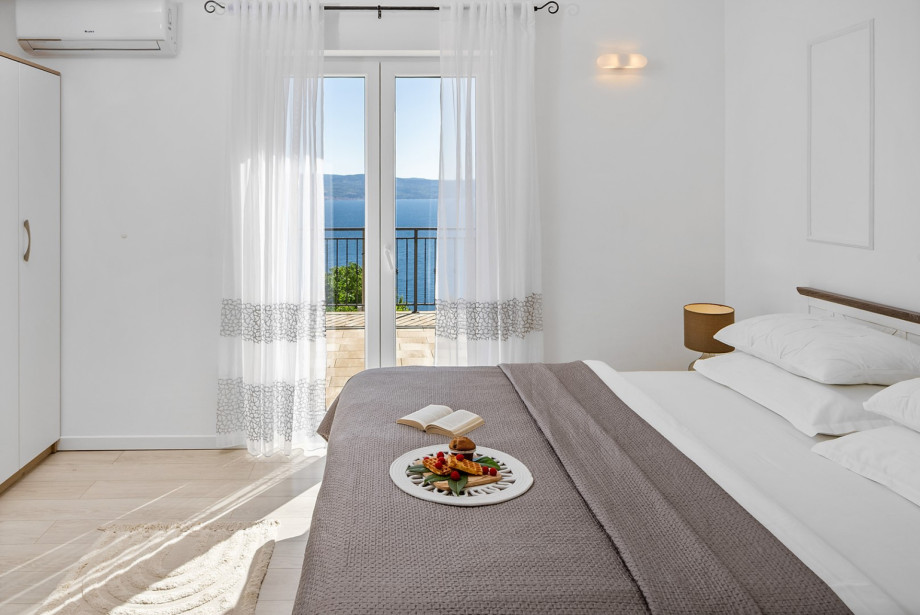 Bedroom No.3 with a AC / TV and a king-sized bed, en-suite bathroom and a sea view