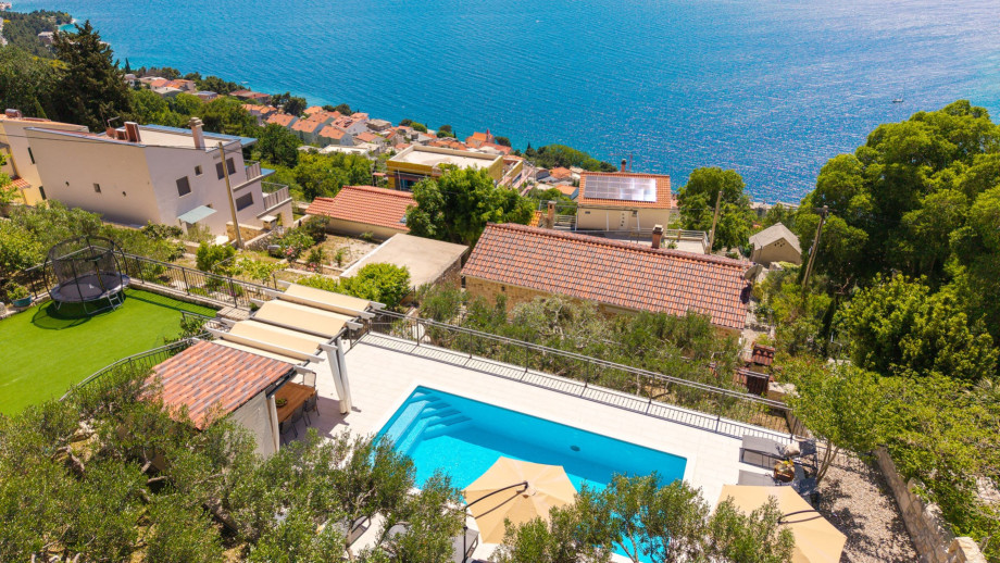 Fully air-conditioned, free WiFi, traditinal and comfortable interior and exterior