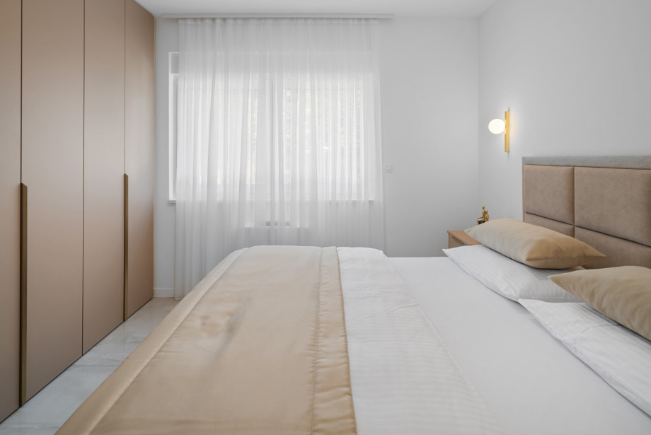 Bedroom No. 5  Is fully air-conditioned, an en-suite bathroom with a shower