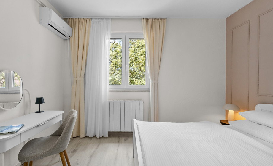 Spacious bedroom with a king-size bed (180cm x 200cm).