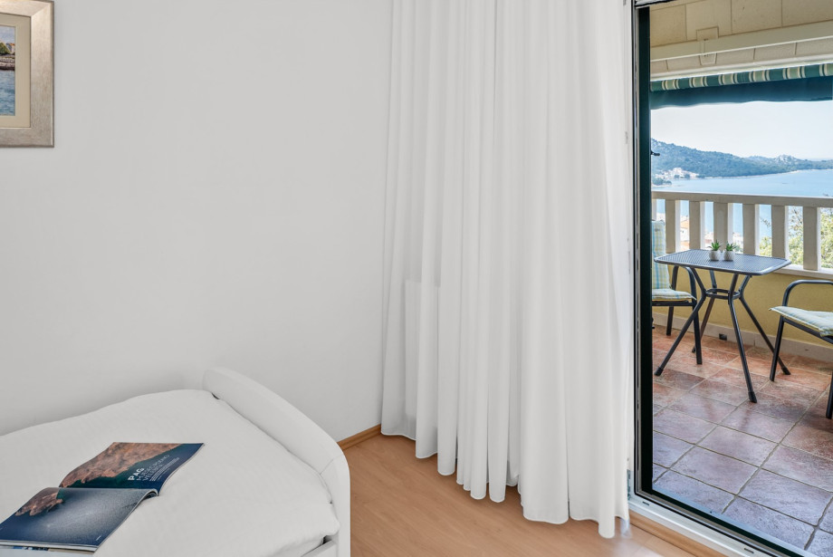 This bedroom features a single bed (90cm x 200cm) and a direct exit to the terrace.