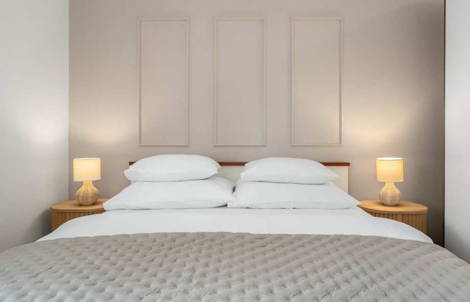 A bedroom featuring a queen-size bed (160cm x 200cm) and air conditioning.