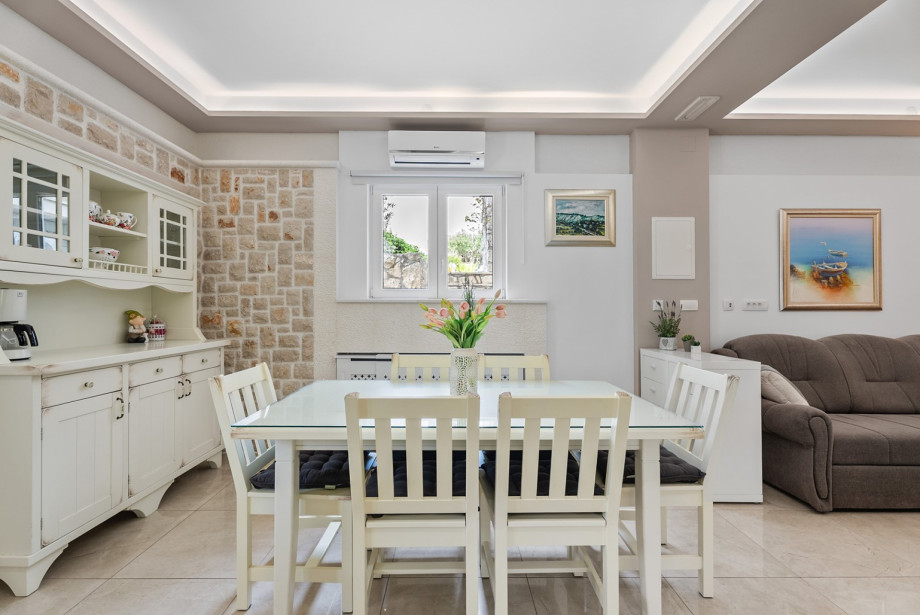 This space includes two convertible sofa beds and a dining area for 6 guests.